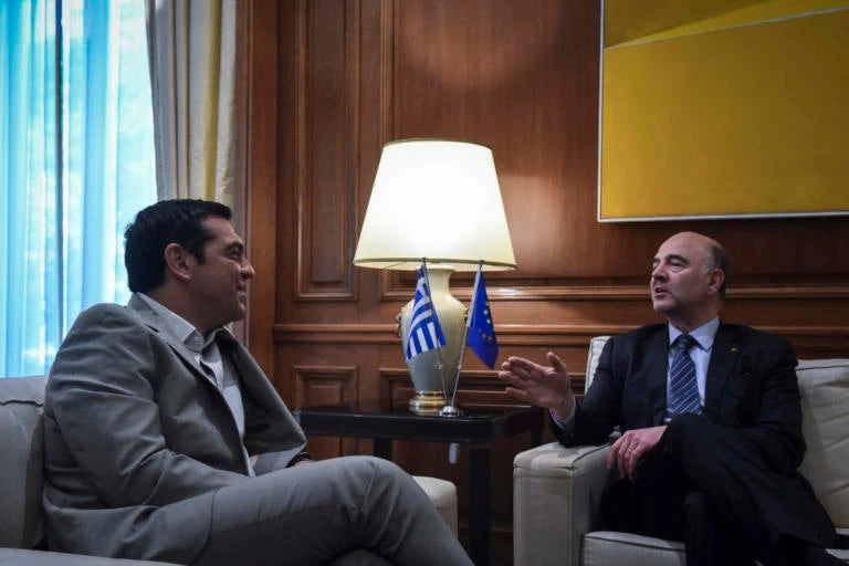 Με χιούμορ στις πλάτες των Ελλήνων: Δανεική γραβάτα για την 21η Αυγούστου ζήτησε ο Τσίπρας από τον Μοσκοβισί